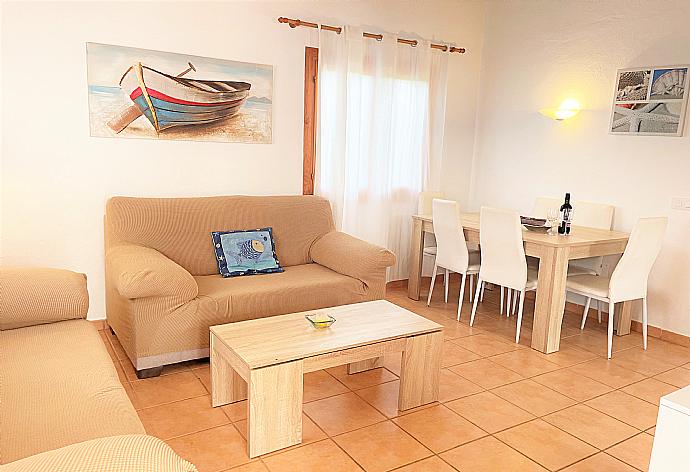  Living room with dining area, WiFi Internet, Satellite TV . - Villa Mar Uno . (Galerie de photos) }}