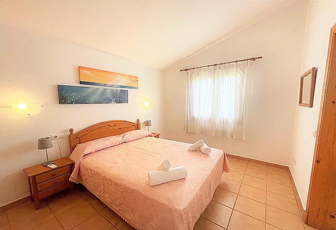 Double bedroom with en suite bathroom . - Villa Mar Uno . (Galerie de photos) }}