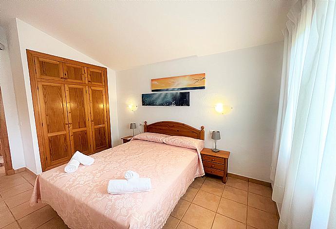 Double bedroom with en suite bathroom . - Villa Mar Uno . (Fotogalerie) }}
