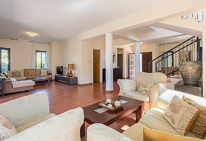 Living room with sofas, dining area, WiFi internet, and satellite TV . - Villa Iliana . (Galerie de photos) }}