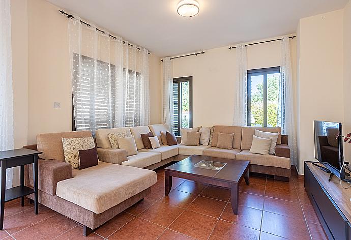 Living room with sofas, dining area, WiFi internet, and satellite TV . - Villa Iliana . (Galleria fotografica) }}