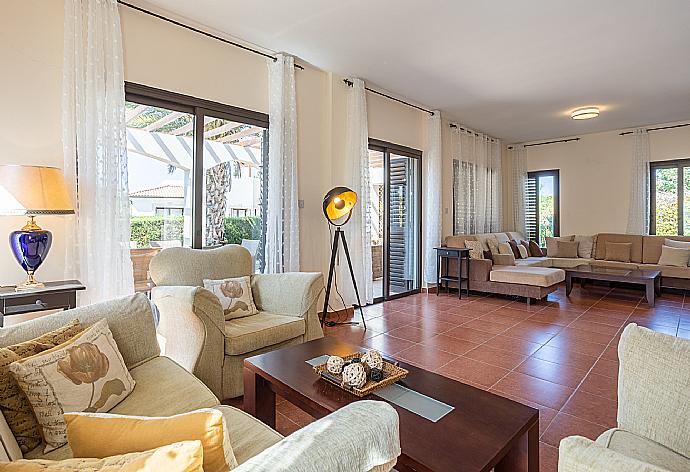 Living room with sofas, dining area, WiFi internet, and satellite TV . - Villa Iliana . (Fotogalerie) }}