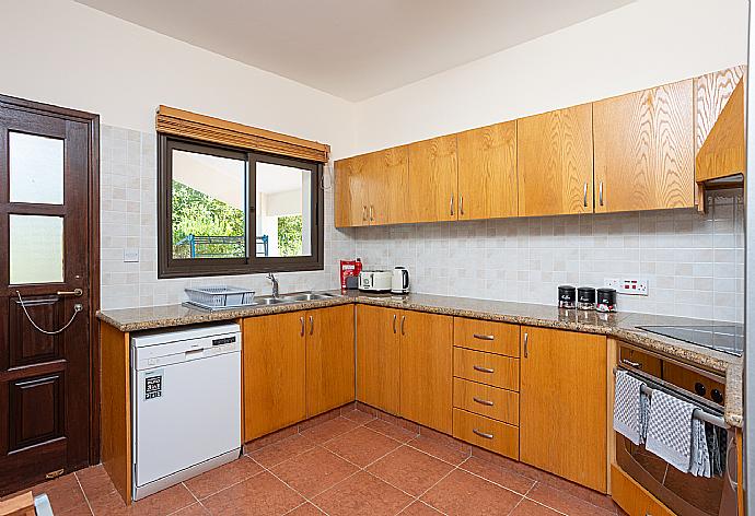 Equipped kitchen . - Villa Iliana . (Galerie de photos) }}