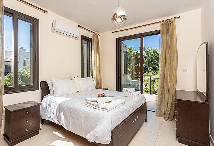 Double bedroom with en suite bathroom and A/C . - Villa Iliana . (Галерея фотографий) }}