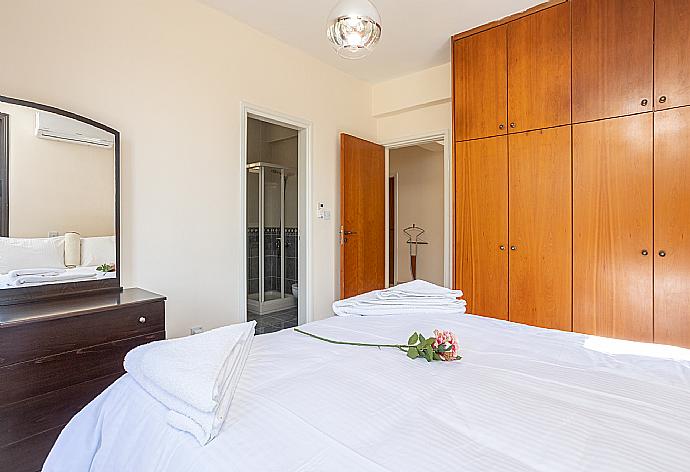 Double bedroom with en suite bathroom and A/C . - Villa Iliana . (Photo Gallery) }}