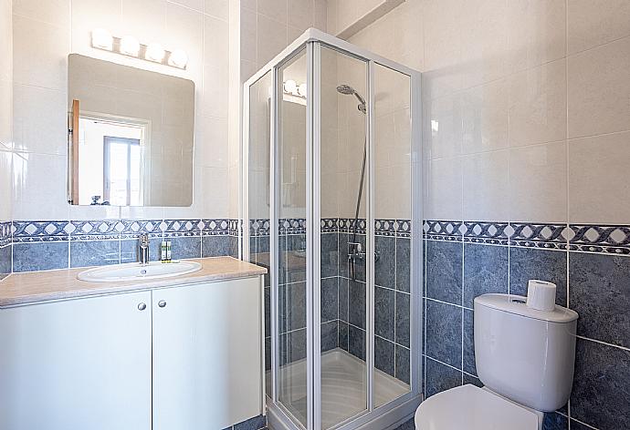 En suite bathroom with shower . - Villa Iliana . (Galerie de photos) }}