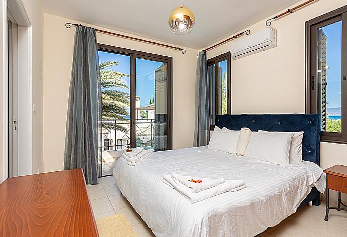 Double bedroom with en suite bathroom and A/C . - Villa Iliana . (Galleria fotografica) }}