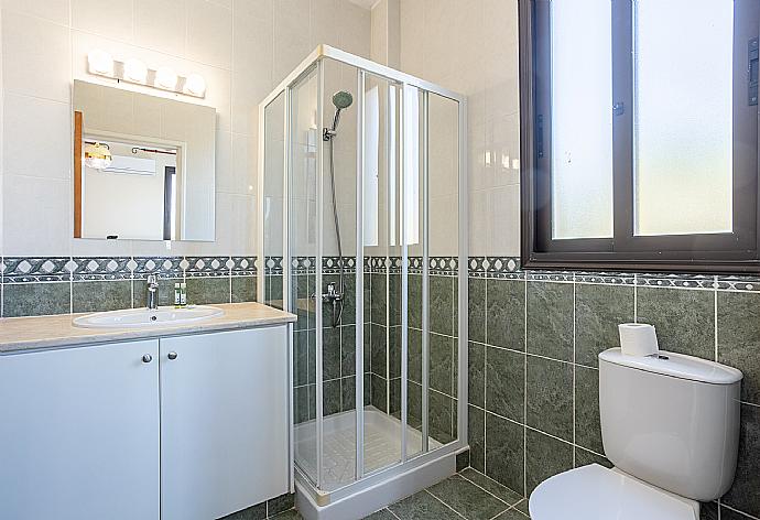 En suite bathroom with shower . - Villa Iliana . (Fotogalerie) }}