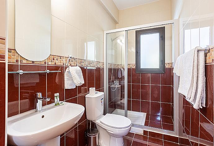 Family bathroom with shower . - Villa Iliana . (Galleria fotografica) }}