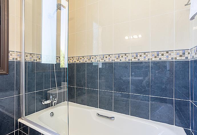 Family bathroom with bath and shower . - Villa Iliana . (Galería de imágenes) }}