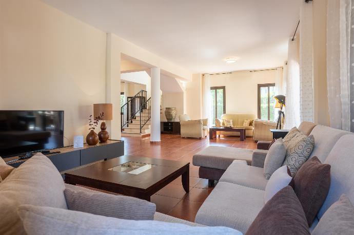 Living room with sofas, dining area, WiFi internet, and satellite TV . - Villa Iliana . (Galerie de photos) }}