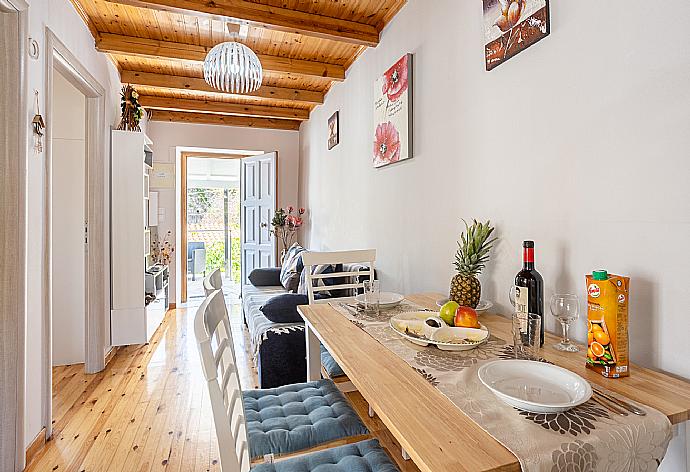 Open-plan living room with sofa, dining area, kitchen, WiFi internet, satellite TV, and terrace access . - Porto . (Galerie de photos) }}