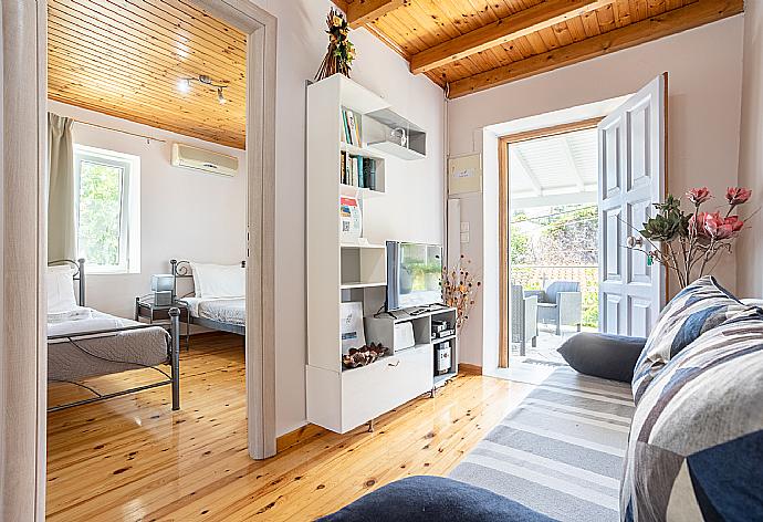 Open-plan living room with sofa, dining area, kitchen, WiFi internet, satellite TV, and terrace access . - Porto . (Fotogalerie) }}