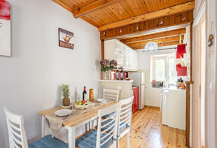 Open-plan living room with sofa, dining area, kitchen, WiFi internet, satellite TV, and terrace access . - Porto . (Galleria fotografica) }}