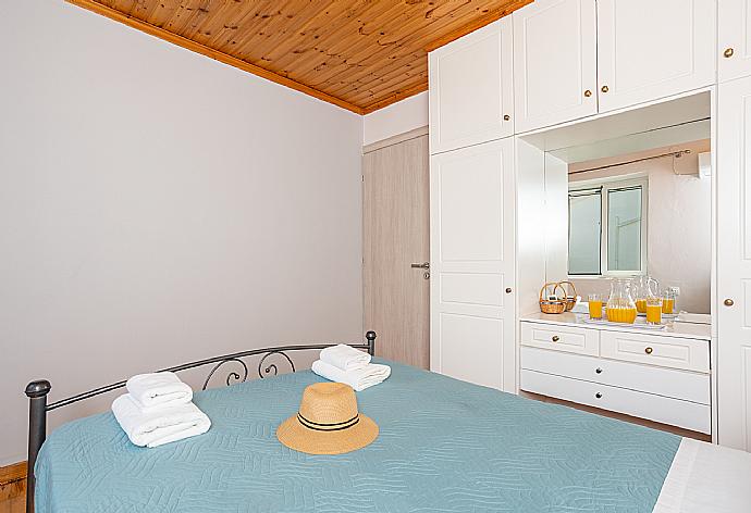 Double bedroom with A/C . - Porto . (Galería de imágenes) }}