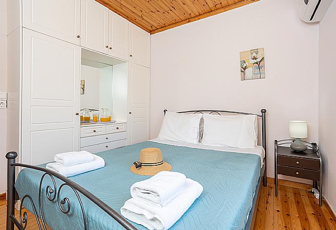 Double bedroom with A/C . - Porto . (Fotogalerie) }}