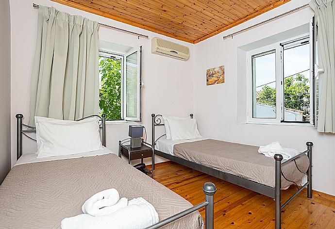 Twin bedroom with A/C . - Porto . (Galerie de photos) }}