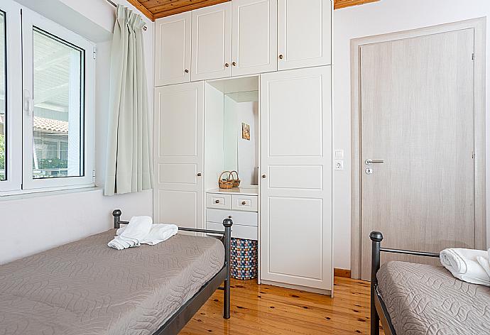 Twin bedroom with A/C . - Porto . (Галерея фотографий) }}