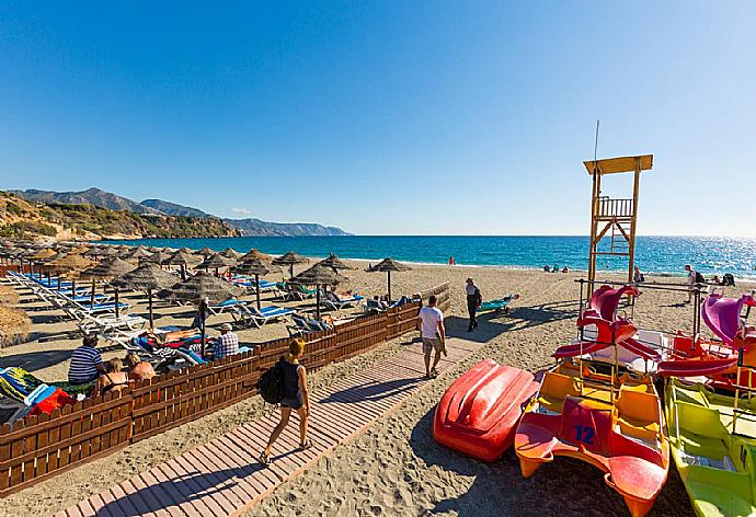 Local beach . - Villa Ana y Garcia . (Галерея фотографий) }}