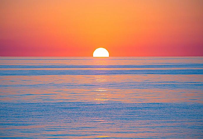 Costa del Sol sunset . - Villa Ana y Garcia . (Photo Gallery) }}