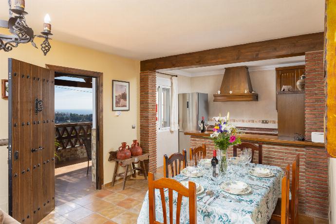 Open-plan living room with sofas, dining area, kitchen, ornamental fireplace, WiFi internet, satellite TV, and sea views . - Villa Ana y Garcia . (Galerie de photos) }}