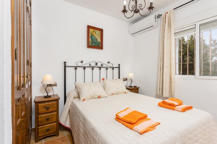 Double bedroom with en suite bathroom and A/C . - Villa Ana y Garcia . (Galleria fotografica) }}