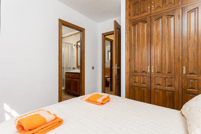 Double bedroom with en suite bathroom and A/C . - Villa Ana y Garcia . (Galería de imágenes) }}