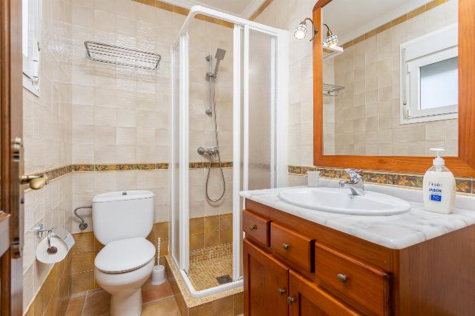 En suite bathroom with shower . - Villa Ana y Garcia . (Photo Gallery) }}