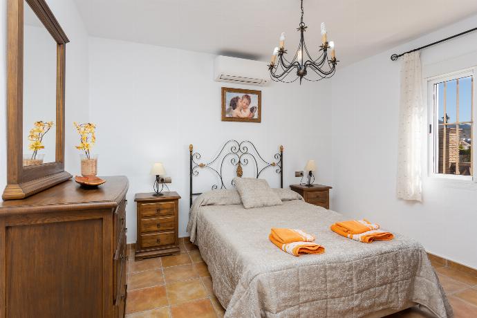 Double bedroom with A/C . - Villa Ana y Garcia . (Галерея фотографий) }}