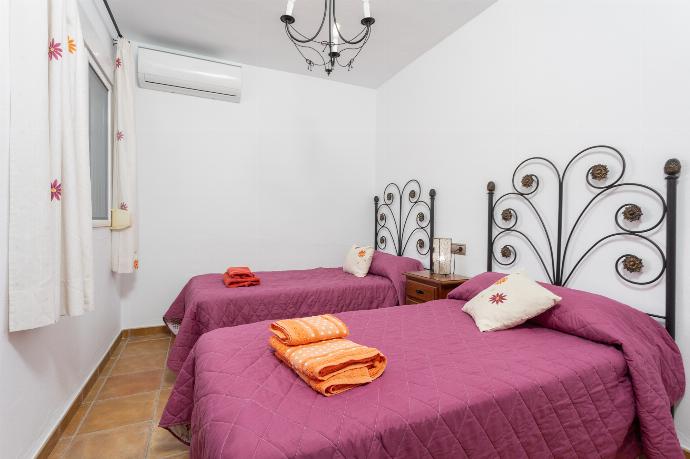 Twin bedroom with A/C . - Villa Ana y Garcia . (Galería de imágenes) }}