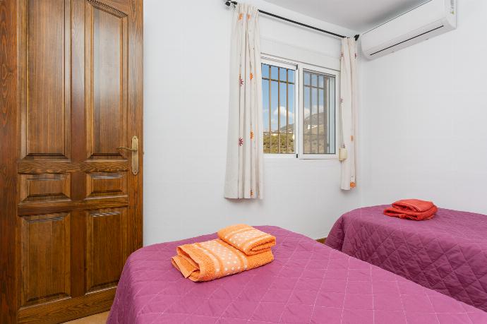 Twin bedroom with A/C . - Villa Ana y Garcia . (Galleria fotografica) }}
