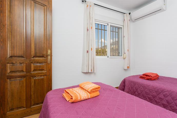 Twin bedroom with A/C . - Villa Ana y Garcia . (Галерея фотографий) }}