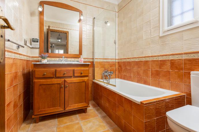 Family bathroom with bath and shower . - Villa Ana y Garcia . (Galería de imágenes) }}