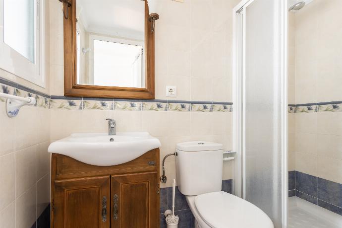 Family bathroom with shower (accessible from the pool terrace) . - Villa Ana y Garcia . (Galerie de photos) }}