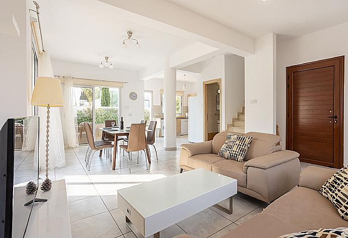 Open-plan living room with sofas, dining area, kitchen, A/C, WiFi internet, and satellite TV . - Villa Marina . (Galleria fotografica) }}