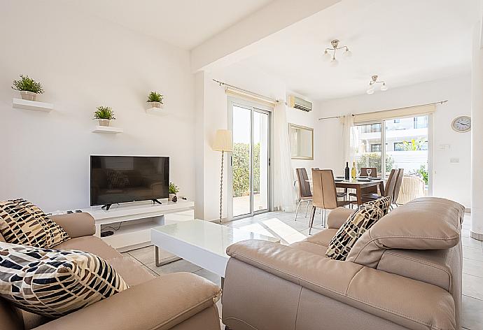 Open-plan living room with sofas, dining area, kitchen, A/C, WiFi internet, and satellite TV . - Villa Marina . (Galería de imágenes) }}