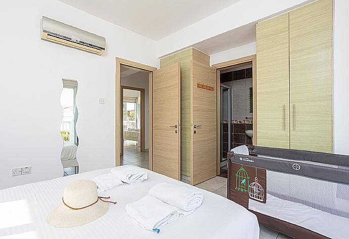 Double bedroom with en suite bathroom and A/C . - Villa Marina . (Galleria fotografica) }}