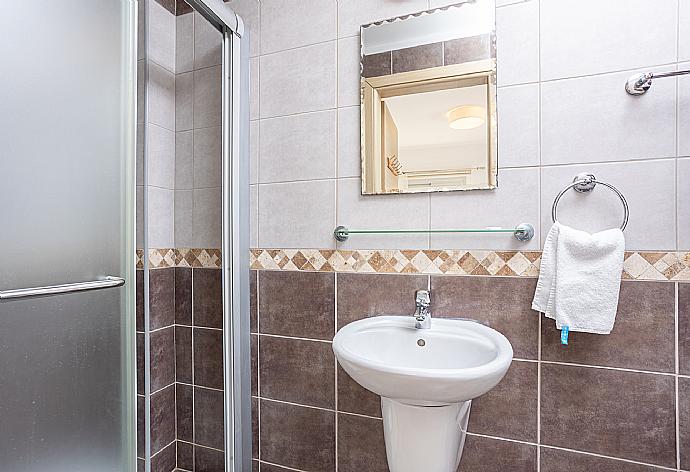 En suite bathroom with shower . - Villa Marina . (Galerie de photos) }}