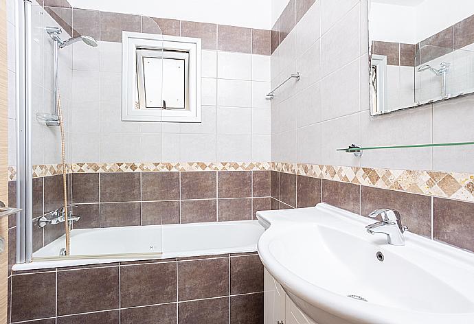 Family bathroom with bath and shower . - Villa Marina . (Galería de imágenes) }}