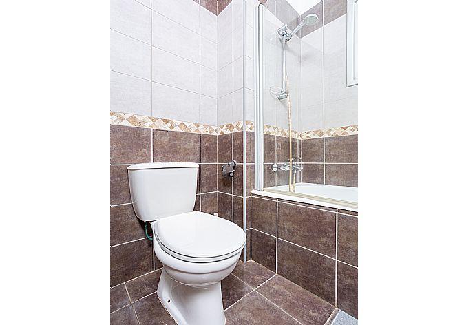Family bathroom with bath and shower . - Villa Marina . (Photo Gallery) }}