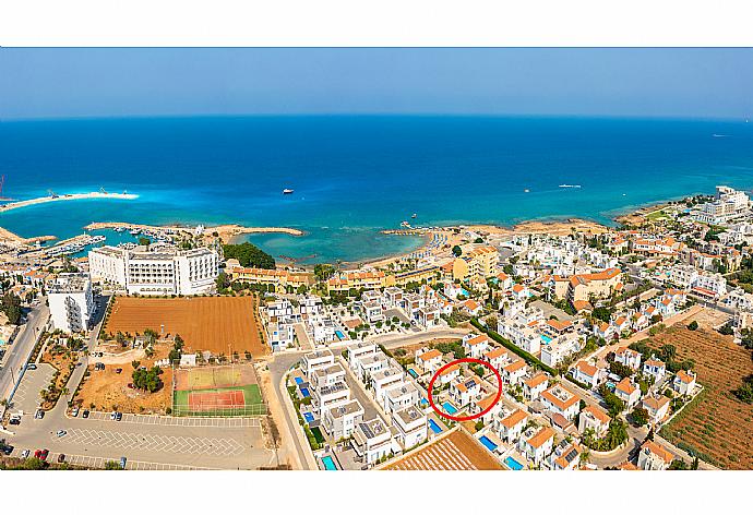 Aerial view showing location of Villa Marina . - Villa Marina . (Galerie de photos) }}