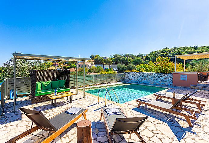 Private pool and terrace with sea views . - Villa Canova . (Fotogalerie) }}