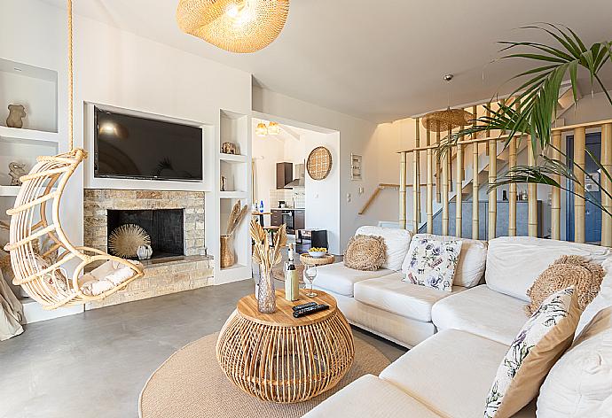 Open-plan living room with sofas, dining area, kitchen, ornamental fireplace, A/C, WiFi internet, and satellite TV . - Villa Canova . (Fotogalerie) }}