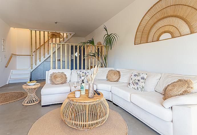 Open-plan living room with sofas, dining area, kitchen, ornamental fireplace, A/C, WiFi internet, and satellite TV . - Villa Canova . (Fotogalerie) }}