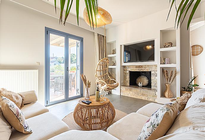 Open-plan living room with sofas, dining area, kitchen, ornamental fireplace, A/C, WiFi internet, and satellite TV . - Villa Canova . (Galerie de photos) }}