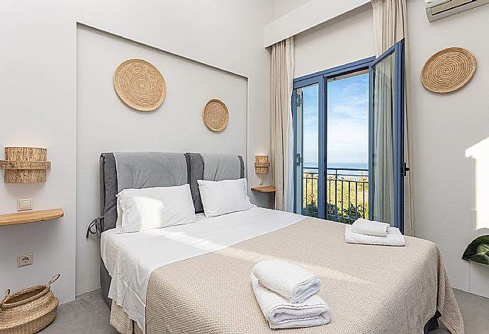 Double bedroom with A/C and balcony with sea views . - Villa Canova . (Photo Gallery) }}