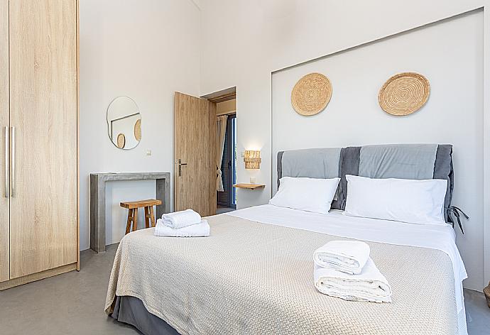 Double bedroom with A/C and balcony with sea views . - Villa Canova . (Galleria fotografica) }}