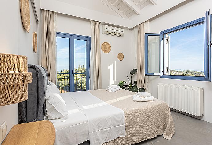 Double bedroom with A/C and balcony with sea views . - Villa Canova . (Галерея фотографий) }}