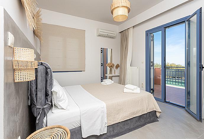 Double bedroom with A/C and terrace access . - Villa Canova . (Galería de imágenes) }}