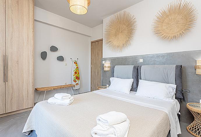 Double bedroom with A/C and terrace access . - Villa Canova . (Galería de imágenes) }}